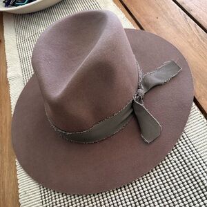 GIGI PIP
HANNAH FLOPPY FEDORA